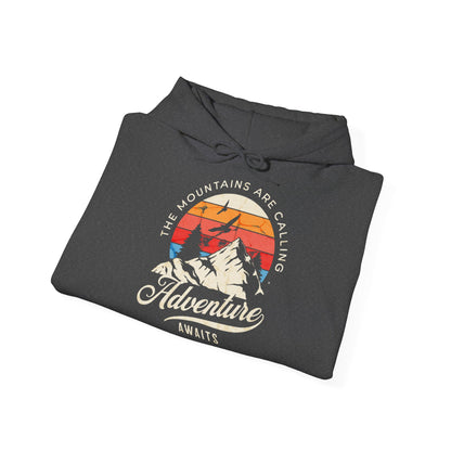Felpa con scritta "The mountains are calling adventure"