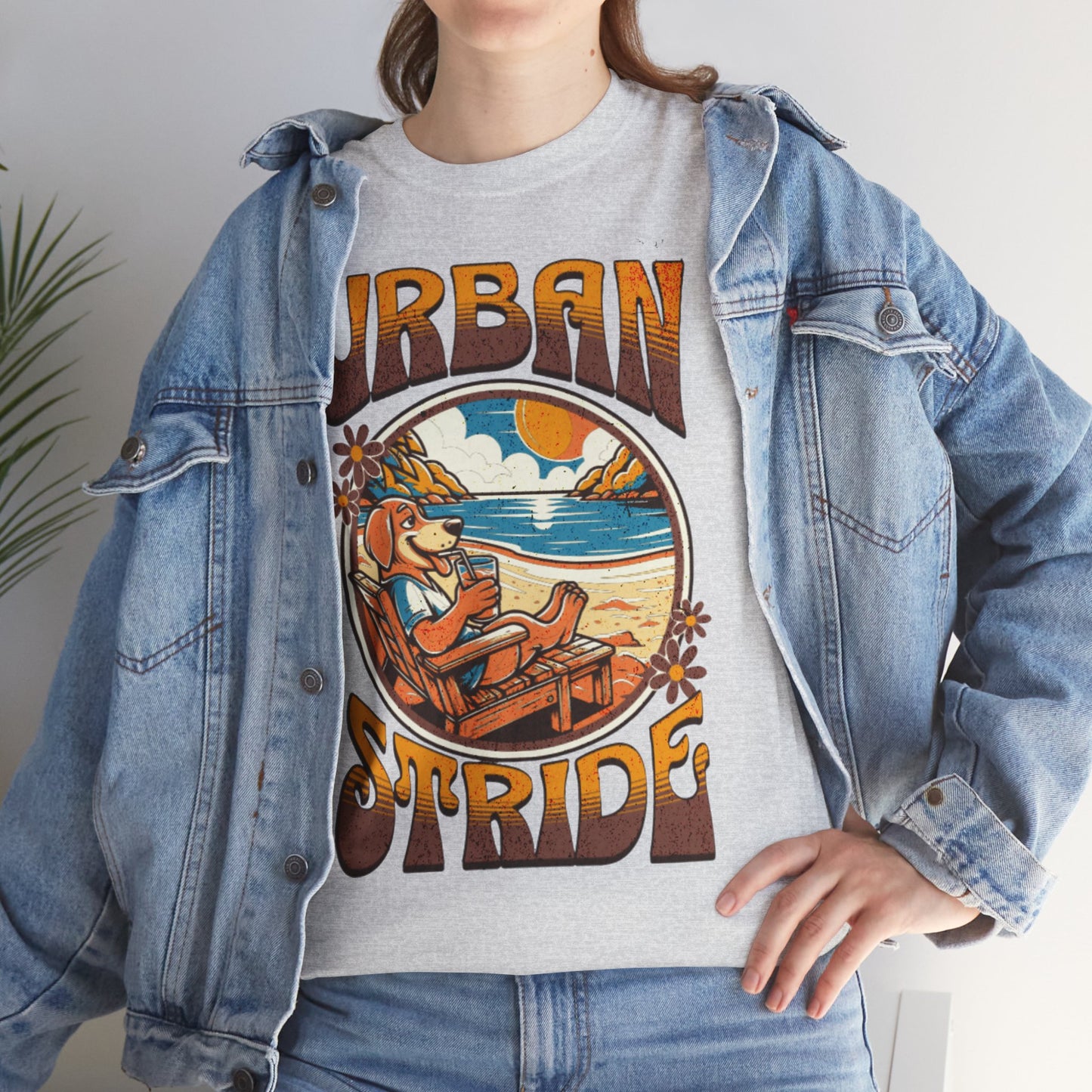 T-shirt con scritta "Urbanstride" e cane