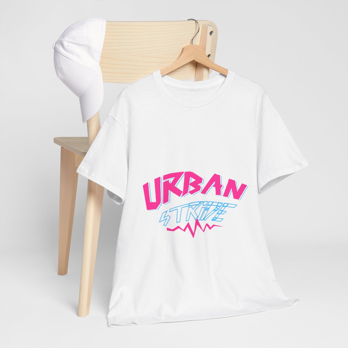 T-shirt con scritta "UrbanStride Neon Pulse"
