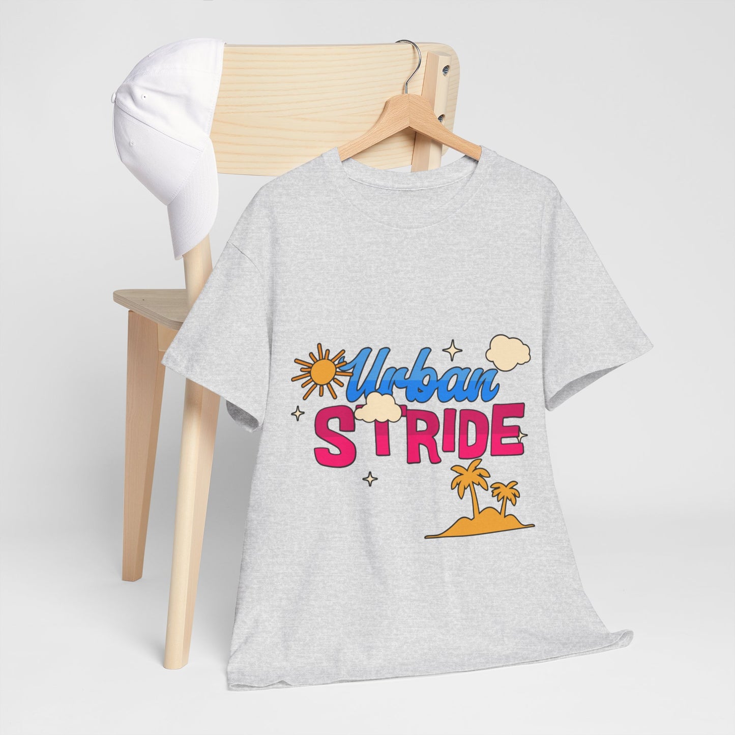 T-shirt con scritta "Urbanstride"al mare
