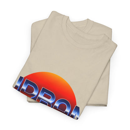 T-shirt con scritta "urbanstride" soleggiata