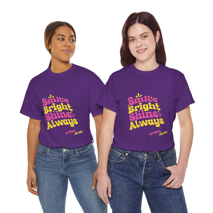 T-shirt con scritta "Smile bright shine always"