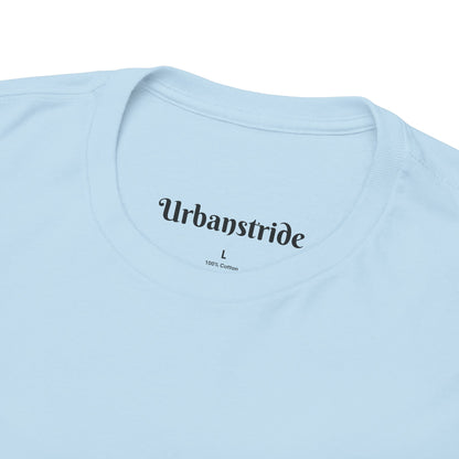 T-shirt con scritta "Urbanstride"al mare