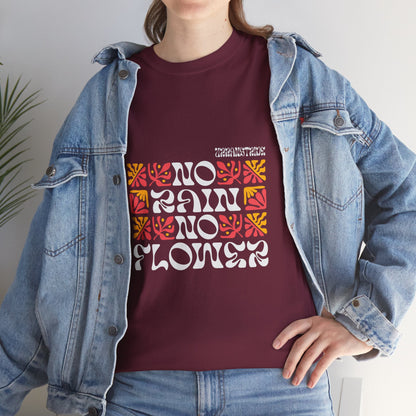 T-shirt con scritta "No rain no flowers"