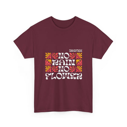 T-shirt con scritta "No rain no flowers"
