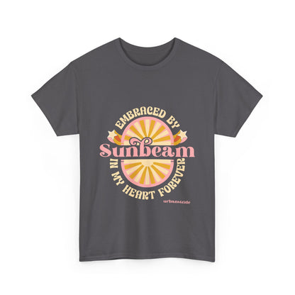 T-shirt con scritta "Embraced by sunbeam in my heart forever"