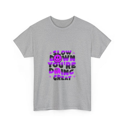 T-shirt con scritta "Slow down you doing great"