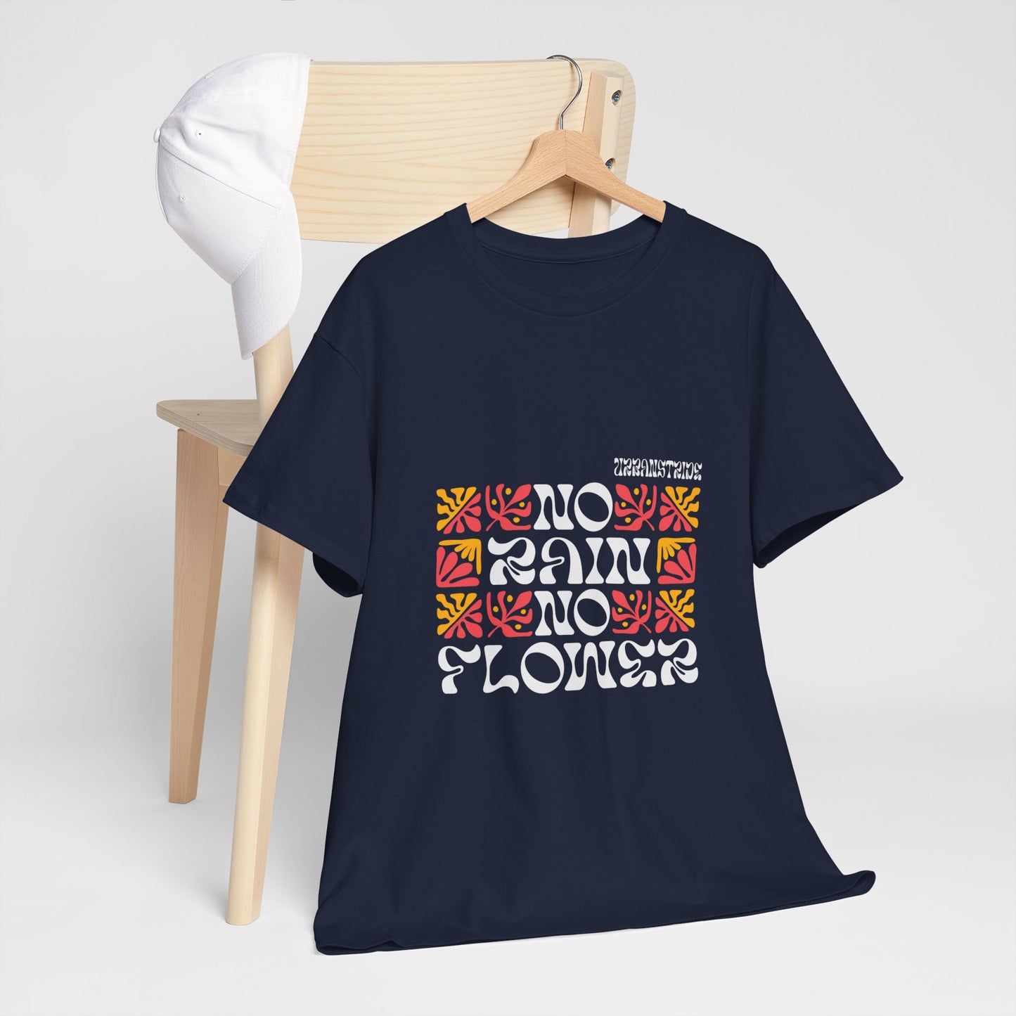 T-shirt con scritta "No rain no flowers"