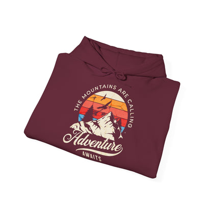 Felpa con scritta "The mountains are calling adventure"