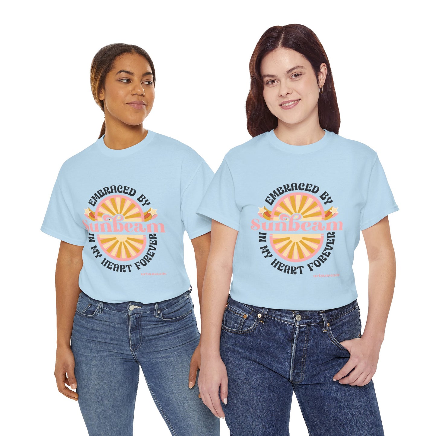T-shirt con scritta "Embraced by sunbeam in my heart forever"