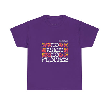 T-shirt con scritta "No rain no flowers"