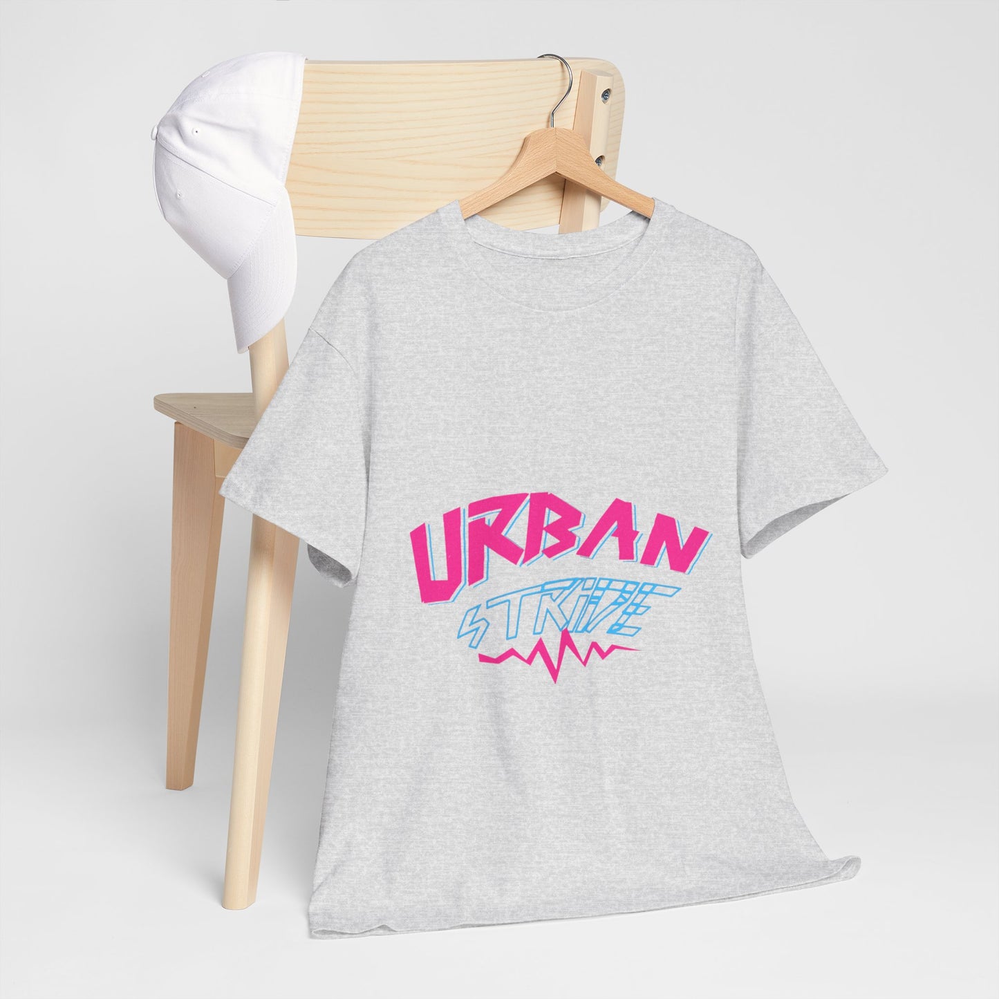 T-shirt con scritta "UrbanStride Neon Pulse"