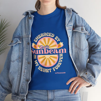 T-shirt con scritta "Embraced by sunbeam in my heart forever"