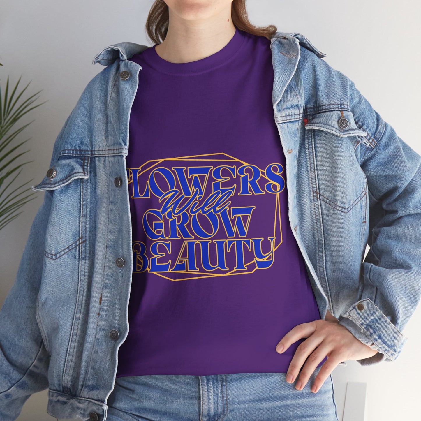 T-shirt con scritta "Flowers will growth beauty"
