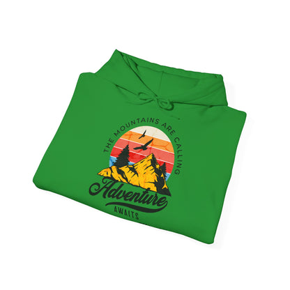 Felpa con scritta "The mountains are calling adventure"