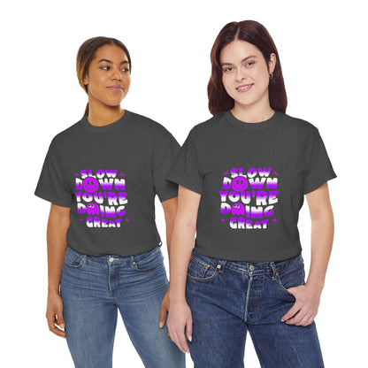 T-shirt con scritta "Slow down you doing great"
