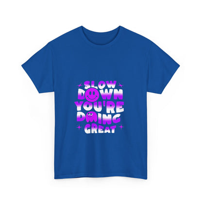 T-shirt con scritta "Slow down you doing great"