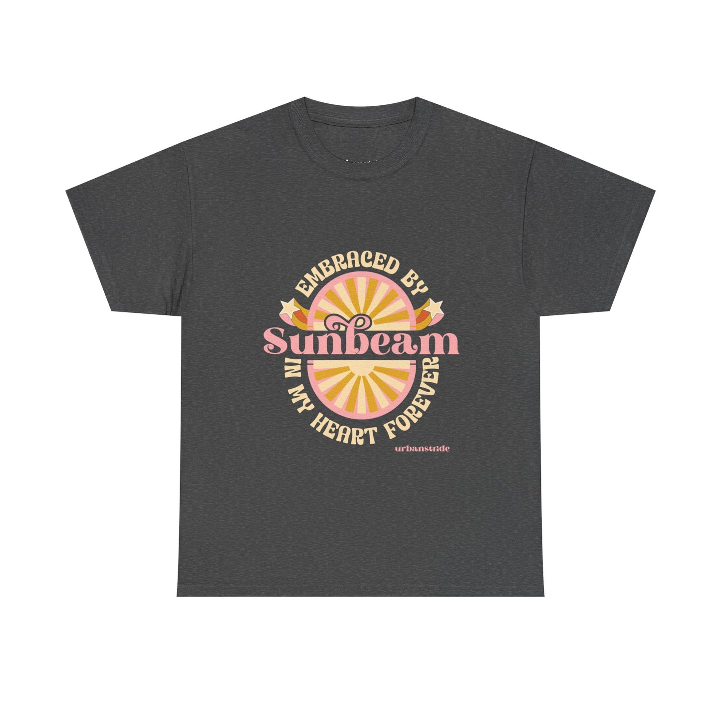 T-shirt con scritta "Embraced by sunbeam in my heart forever"