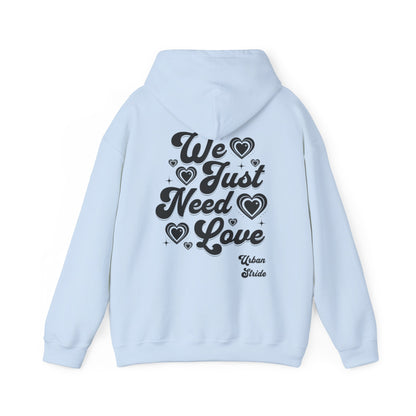 Felpa con scritta "We just need love"
