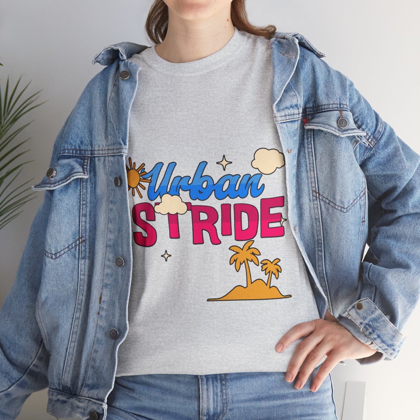 T-shirt con scritta "Urbanstride"al mare