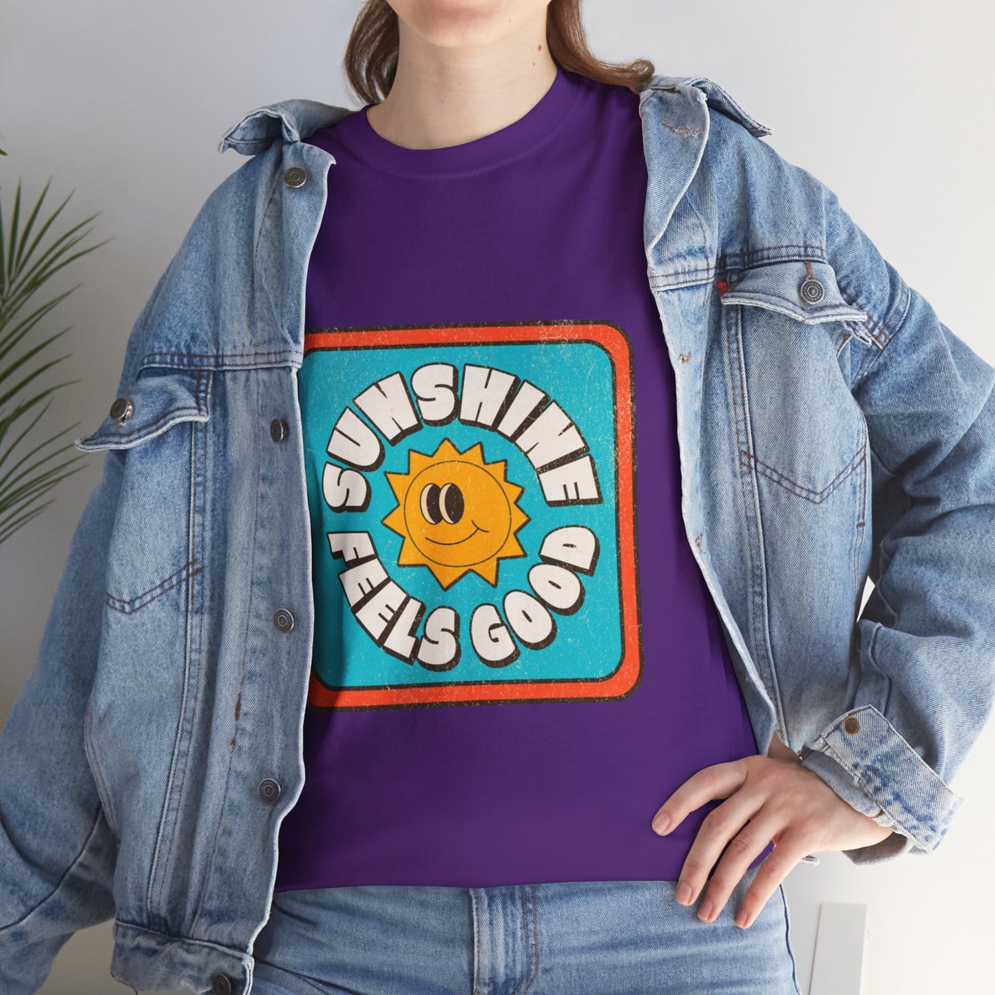 T-shirt con scritta "Sunshine feel good"