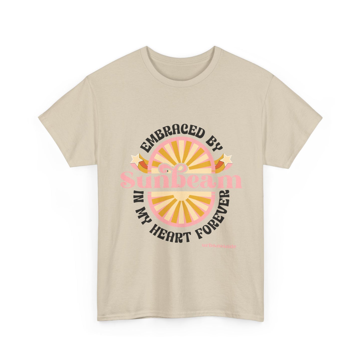 T-shirt con scritta "Embraced by sunbeam in my heart forever"