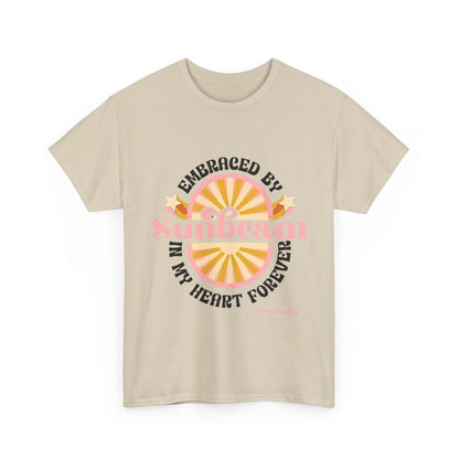 T-shirt con scritta "Embraced by sunbeam in my heart forever"