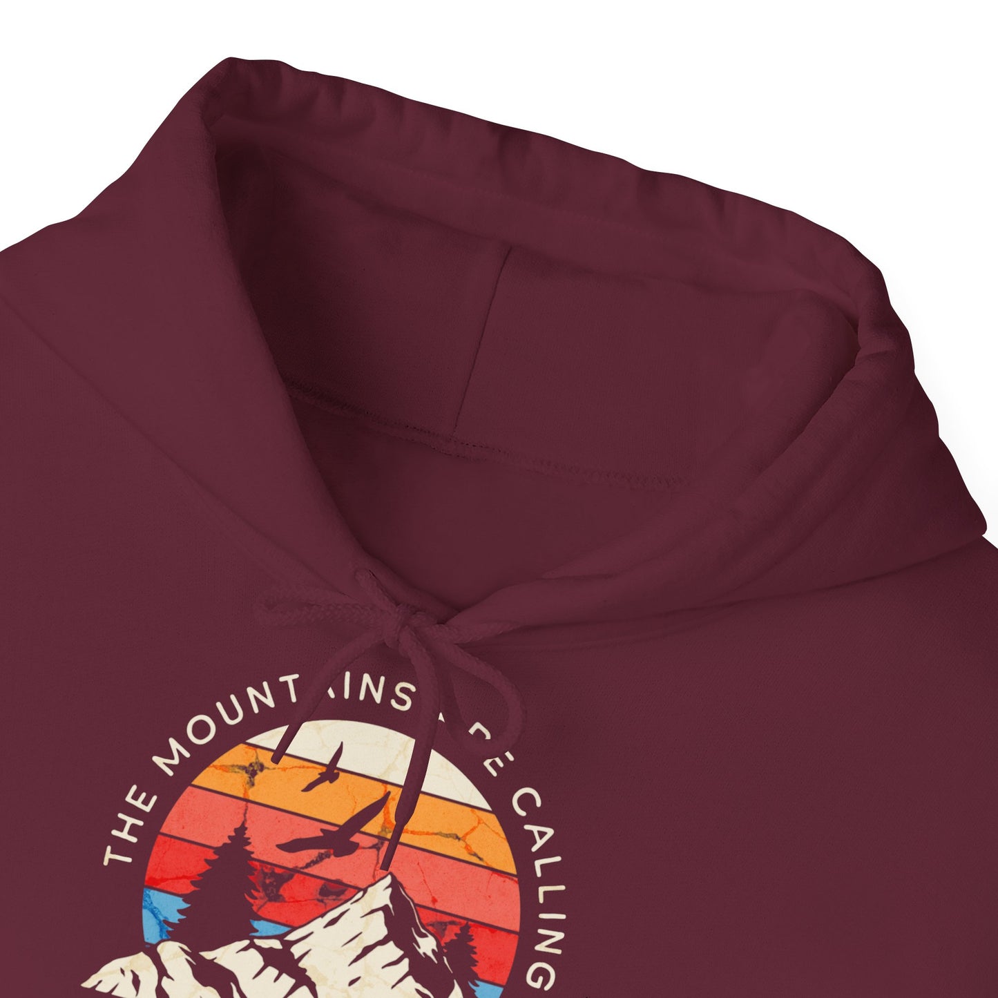 Felpa con scritta "The mountains are calling adventure"