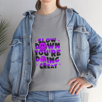 T-shirt con scritta "Slow down you doing great"