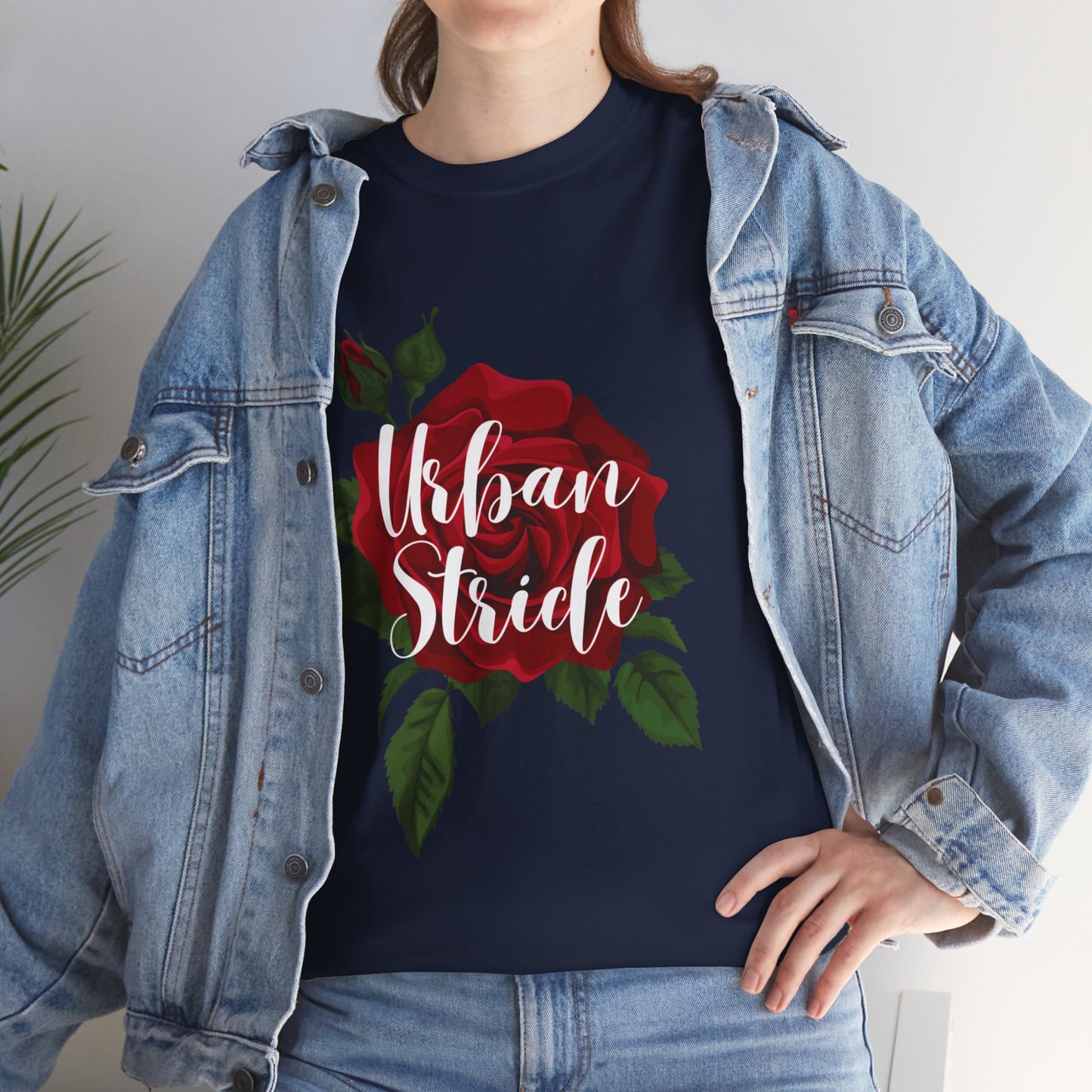 T-shirt con scritta "UrbanStride Vintage Flower