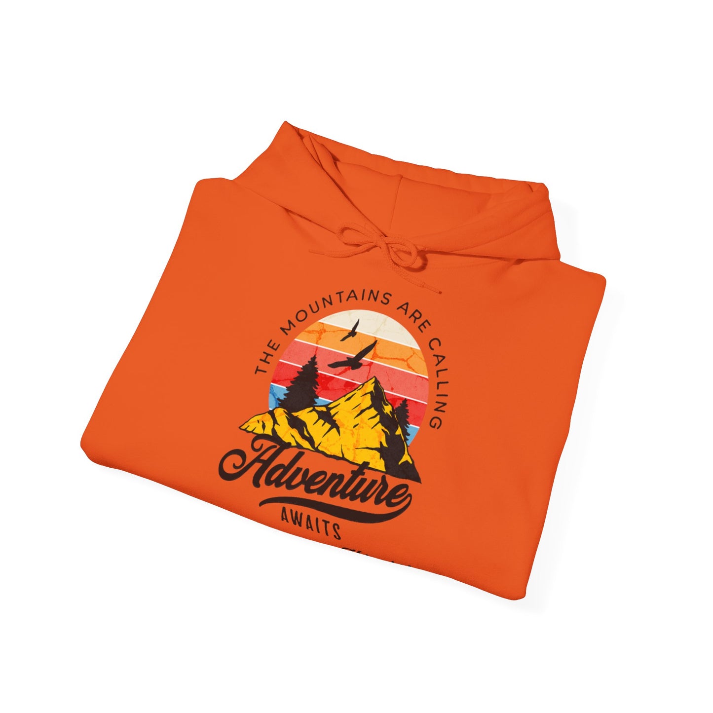 Felpa con scritta "The mountains are calling adventure"