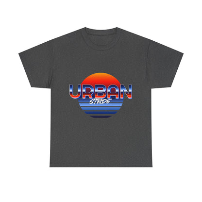 T-shirt con scritta "urbanstride" soleggiata