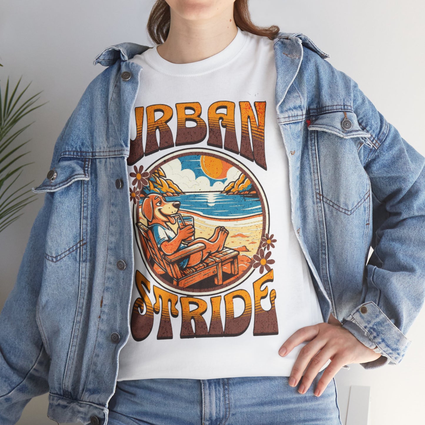 T-shirt con scritta "Urbanstride" e cane