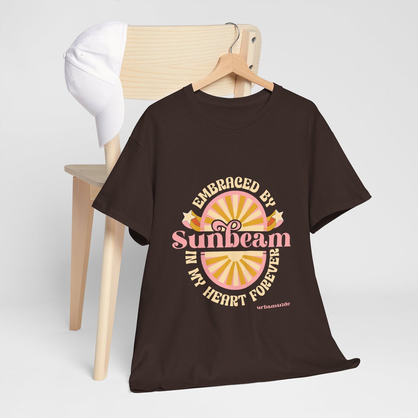 T-shirt con scritta "Embraced by sunbeam in my heart forever"
